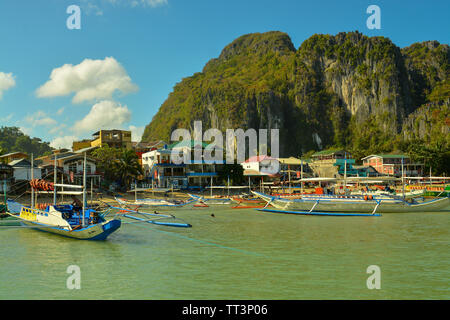 El Nido, Filippine, 25th, febbraio 2016. Le navi sono ancorate sulla riva. El Nido è una 1a classe comune in provincia di Palawan, Filippine Foto Stock