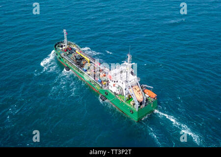 Grezzo grande petroliera ruggente attraverso il Mar Mediterraneo - immagine aerea. Foto Stock