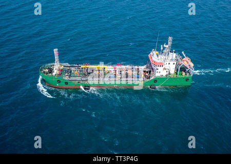 Grezzo grande petroliera ruggente attraverso il Mar Mediterraneo - immagine aerea. Foto Stock