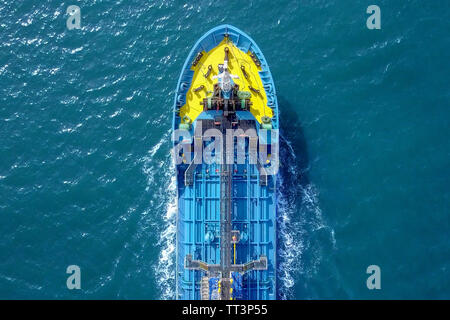 Grezzo grande petroliera ruggente attraverso il Mar Mediterraneo - immagine aerea. Foto Stock