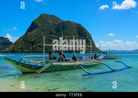 El Nido, Filippine, 25th, febbraio 2016. Il granchio barca è ormeggiata sulla riva. El Nido è una 1a classe comune in provincia di Palawan, Phil Foto Stock