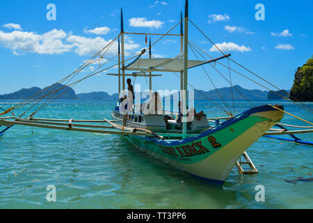 El Nido, Filippine, 25th, febbraio 2016. Il granchio barca è ormeggiata sulla riva. El Nido è una 1a classe comune in provincia di Palawan, Phil Foto Stock