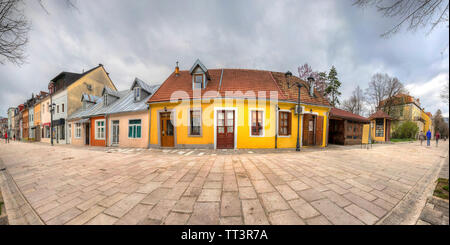 Panorama di Njegoseva Street nella città vecchia di Cetinje con piccole case colorate, Montenegro (immagine HDR) Foto Stock