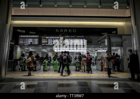 Tokyo, Giappone. Il 3 aprile 2017. I passeggeri che entrano e lasciano la stazione di Tokyo. Foto Stock