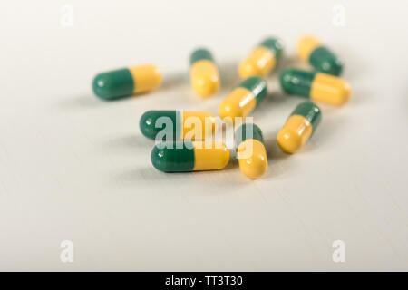 Verde, Giallo tramadolo capsula pillole su sfondo bianco.Pain Killer capsule chiamato 'tramadolo HCL'.La medicina per il dolore rivivere. Foto Stock