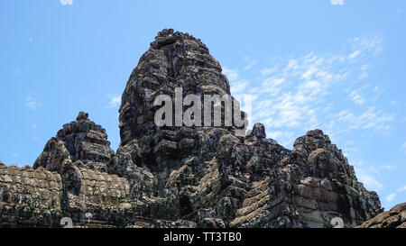 Un colpo di impatto dei rovinato antico volto a torri del tempio Bayon, situato presso l'ultima capitale dell'Impero Khmer - Angkor Thom. (Angko Foto Stock