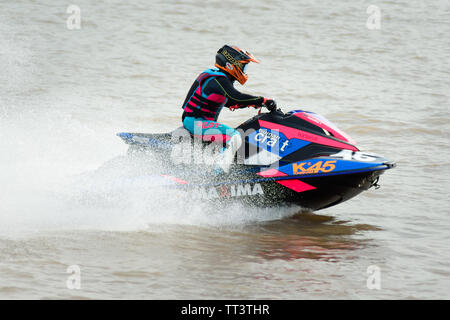 Unidentified jet ski racer in jet ski pro tour #3, Udonthani, Tailandia - 25 Maggio 2019: Jet Ski concorrente marcia in curva a velocità di creazione a sacco di spray. Foto Stock