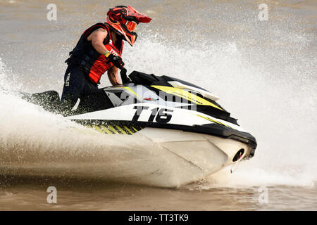 Unidentified jet ski racer in jet ski pro tour #3, Udonthani, Tailandia - 25 Maggio 2019: Jet Ski concorrente marcia in curva a velocità di creazione a sacco di spray. Foto Stock