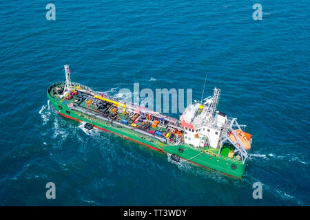 Grezzo grande petroliera ruggente attraverso il Mar Mediterraneo - immagine aerea. Foto Stock