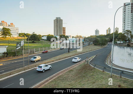 Campo Grande - MS, Brasile - 10 Giugno 2019: il transito su un giorno ordinario a Ricardo Brandao avenue. Foto Stock