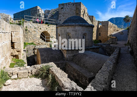 Vista del XII secolo la cappella bizantina di San Giorgio al castello di Kyrenia in Cipro Foto Stock