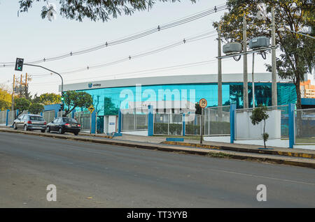 Campo Grande - MS, Brasile - 10 Giugno 2019: facciata della Universidade Anhanguera Uniderp università al Ceara Avenue. Università privata. Foto Stock