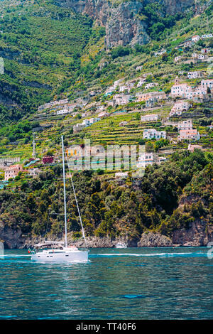 Sailing yacht contro la costa di Amalfi, Campania/Italia Foto Stock