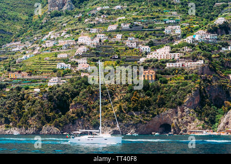 Sailing yacht contro la costa di Amalfi, Campania/Italia Foto Stock