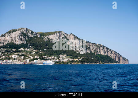 L'isola di Capri, viste dal mare Foto Stock