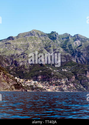 La città di Positano contro lo sfondo della Costiera Amalfitana, Italia Foto Stock