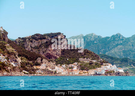 Sailing yacht contro la costa di Amalfi, Campania/Italia Foto Stock