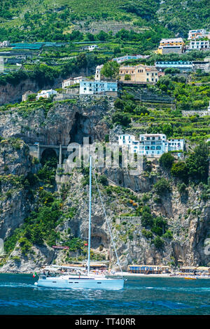 Sailing yacht contro la costa di Amalfi, Campania/Italia Foto Stock