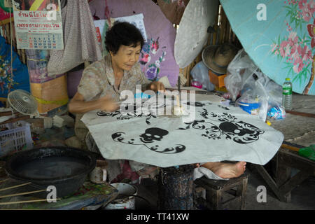 Chiang Mai, Thailandia. Il 6 ottobre 2015. Fatti a mano gli ombrelloni sono realizzati in Bo Sang villaggio artigianale. Foto Stock