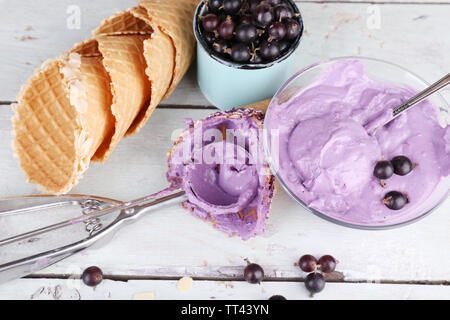 Gustoso Gelato con frutti di bosco freschi sul vecchio tavolo in legno Foto Stock