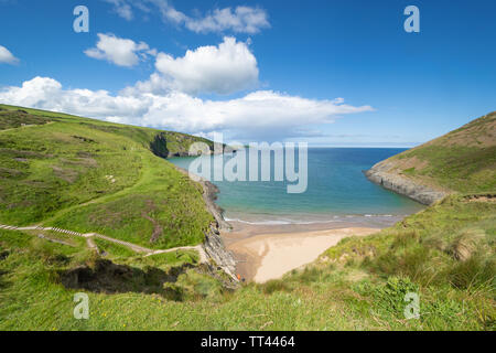 Robusto paesaggi costieri e sabbiosa spiaggia nella pittoresca baia di Mwnt in Ceredigion, Galles Foto Stock