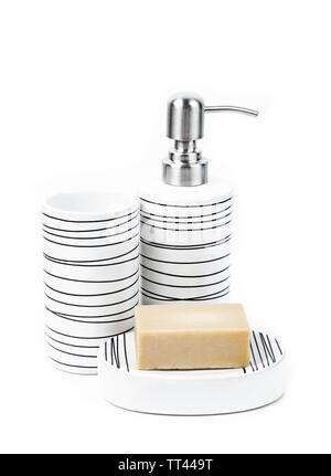 Set di pompa eramic bottiglia per sapone liquido o uno shampoo con sapone a base di erbe su sfondo bianco. Foto Stock