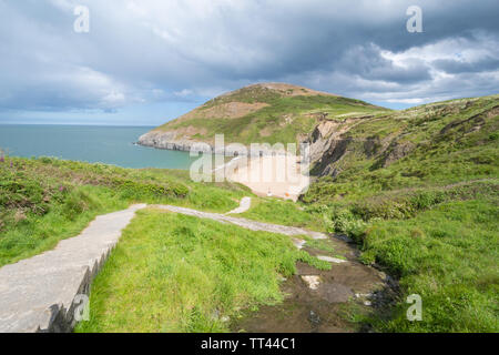 Robusto paesaggi costieri e alla spiaggia di Baia Mwnt in Ceredigion, Galles Foto Stock