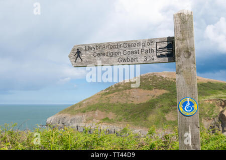 Segno presso la pittoresca baia di Mwnt per il Ceredigion Coast Path, Galles Foto Stock