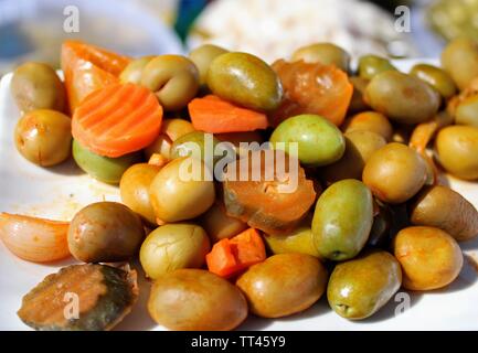 Mix di colore e sapore con olive in salamoia , peperoni e carote Foto Stock