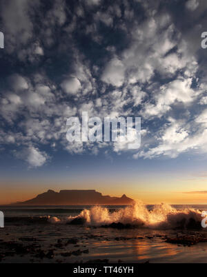 Table Mountain con nuvole, Cape Town, Sud Africa Foto Stock