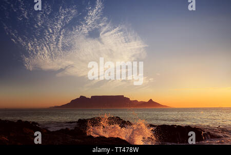 Table Mountain con nuvole, Cape Town, Sud Africa Foto Stock