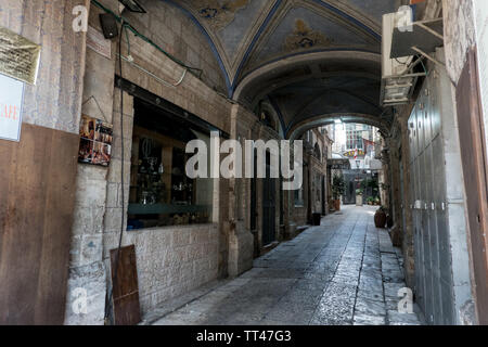 Gerusalemme, Israele. 14 Giugno, 2019. Il nuovo Imperial Hotel, costruito nel 1884 appena dentro la città vecchia di Jaffa Gate, vanta di hosting di Kaiser Wilhem II quando ha visitato la Palestina nel 1898. Israele la Corte Suprema ha recentemente respinto un ricorso del Patriarcato greco-ortodosso così che approva la vendita del nuovo Hotel Imperial e la Petra ostello per il Jewish ala destra gruppo Ateret Cohanim, respingendo rivendicazioni dal Patriarcato che la vendita era illegale e il risultato di circostanze fraudolente e tangenti. La proprietà controversia iniziata nel 2005, agitava la Chiesa Greca e ha portato al licenziamento di gree Foto Stock