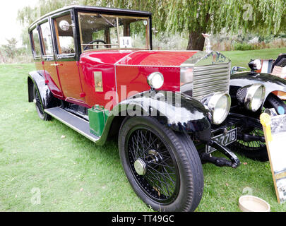 Tre quarti di vista frontale di un 1923 Rolls Royce " Venti " Park Ward Saloon, sul display in banchina Green Classic Car soddisfare al 2018 Festival a sandwich Foto Stock