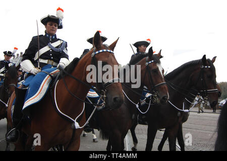 La Cavalleria femmina che accompagnano la Golden pullman con la regina Beatrice su Prinsjesdag processione in Den Haag, Zuid Holland Nederland. Foto Stock