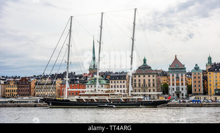 Stoccolma, Svezia - 12 Giugno 2019: Yacht a vela EOS a Skeppsbron quay con Gamla Stan in background. Il sailing yacht EOS è un 93 m lunga tre- Foto Stock