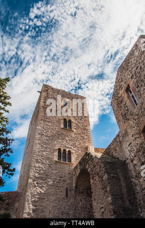 Royal Castle Collioure sotto il cielo blu nel Pyrenees-Orientales, Francia Foto Stock