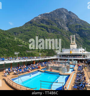 Piscina in Tui la nave di crociera Marella Explorer nel porto di Geiranger, Gereingerfjord, Sunnmøre, Møre og Romsdal, Norvegia Foto Stock