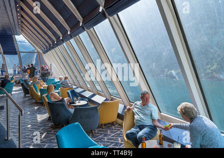 Fiordi Norvegesi crociera. I passeggeri di bere in un bar sul TUI nave da crociera Explorer Marella, il Geirangerfjord, Sunnmøre, Møre og Romsdal, Norvegia Foto Stock