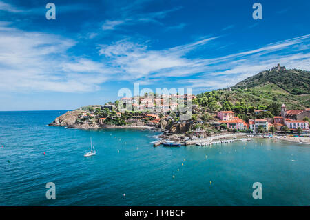 Vista pittoresca delle strade di Collioure, Pyrénées-Orientales, Francia Foto Stock