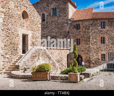 Royal Castle Collioure sotto il cielo blu nel Pyrenees-Orientales, Francia Foto Stock