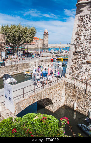 Royal Castle Collioure sotto il cielo blu nel Pyrenees-Orientales, Francia Foto Stock