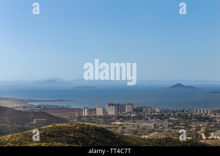 Vista della costa con La Manga town e la valle, Mar Menor, Murcia, Spagna Foto Stock