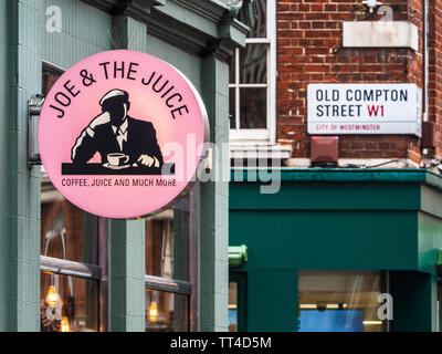 Joe e il succo Cafe Restaurant Sign in Old Compton Street, Soho, Londra, Regno Unito. Joe e il succo è una catena originariamente impostata in Danimarca. Foto Stock