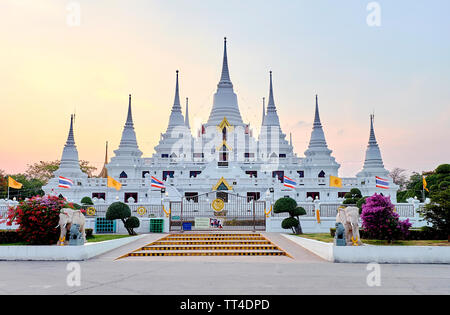 Vista di Asokaram tempio a Bangkok, al tramonto, ora d'oro non nuvole sky Foto Stock