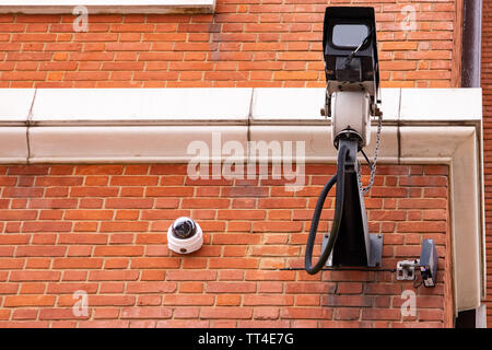 Due telecamere TVCC montato su una parete Foto Stock