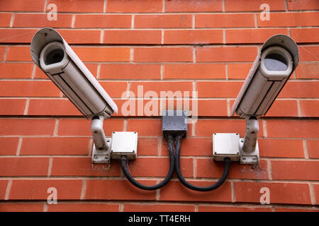 Twin telecamere TVCC a guardare Foto Stock