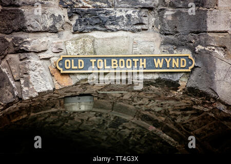 Old Tolbooth Wynd strada segno, Canongate, Edimburgo, Scozia. Foto Stock