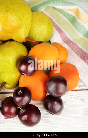 Frutti maturi sul tavolo vicino fino Foto Stock