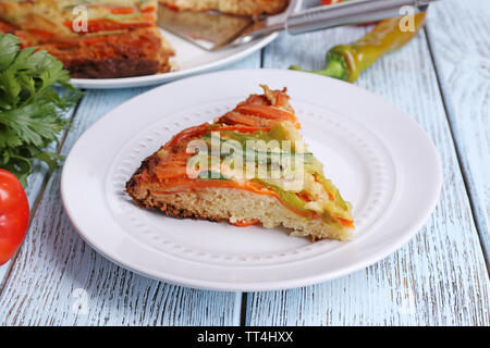 Pezzo di casseruola con verdure su piastra sulla tabella di close-up Foto Stock