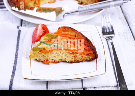 Pezzo di casseruola con verdure su piastra sulla tabella di close-up Foto Stock